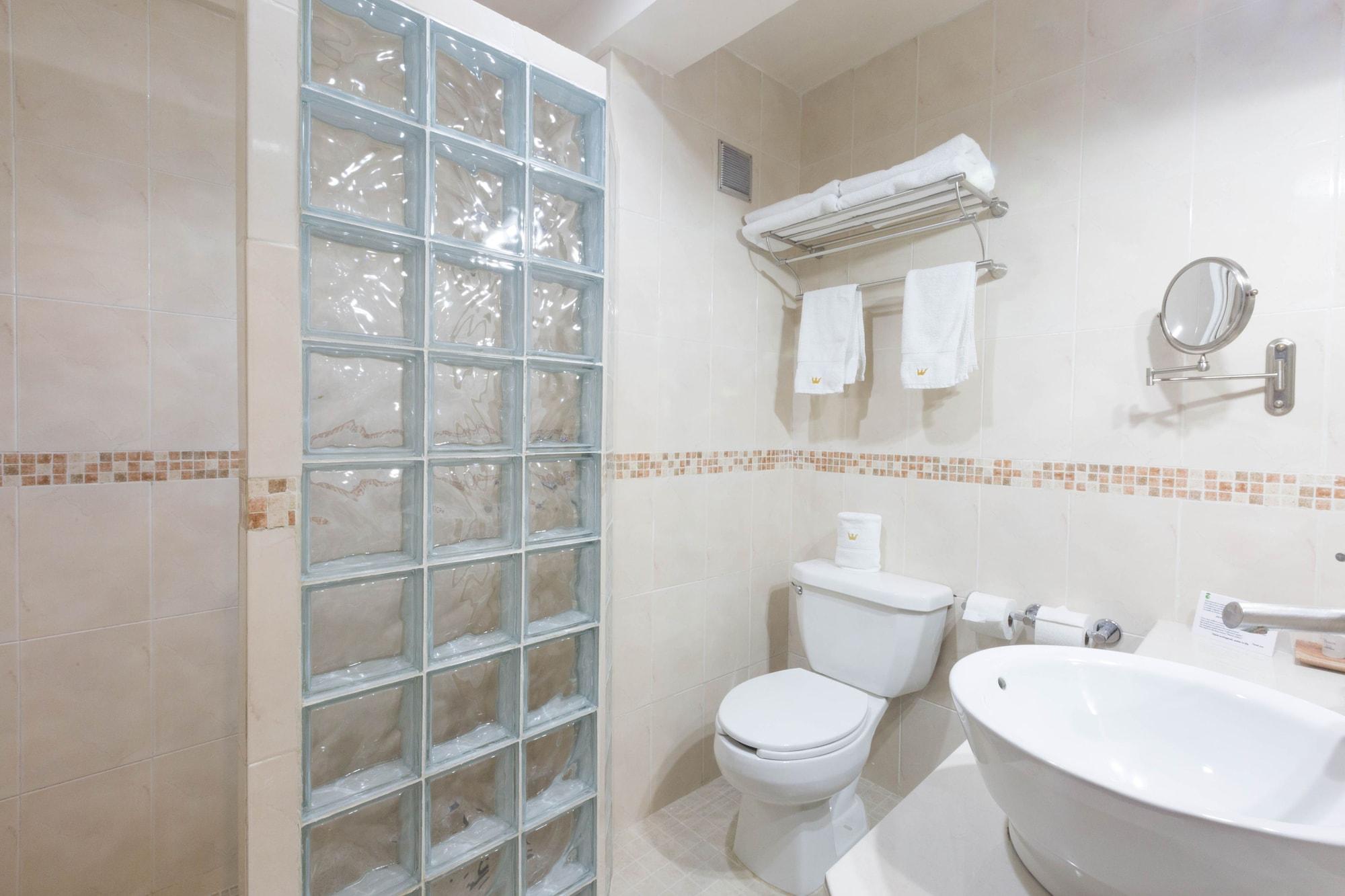 Hotel Victoria Mérida Eksteriør billede A modern bathroom